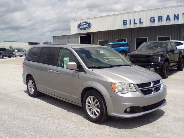 2018 Dodge Grand Caravan SXT in Billet Clearcoat — front three-quarter view